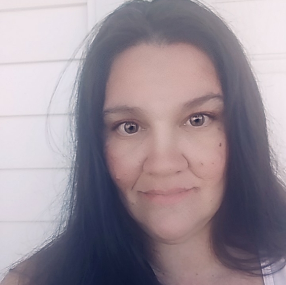 Meet your Posher, April - Picture 2 of 3